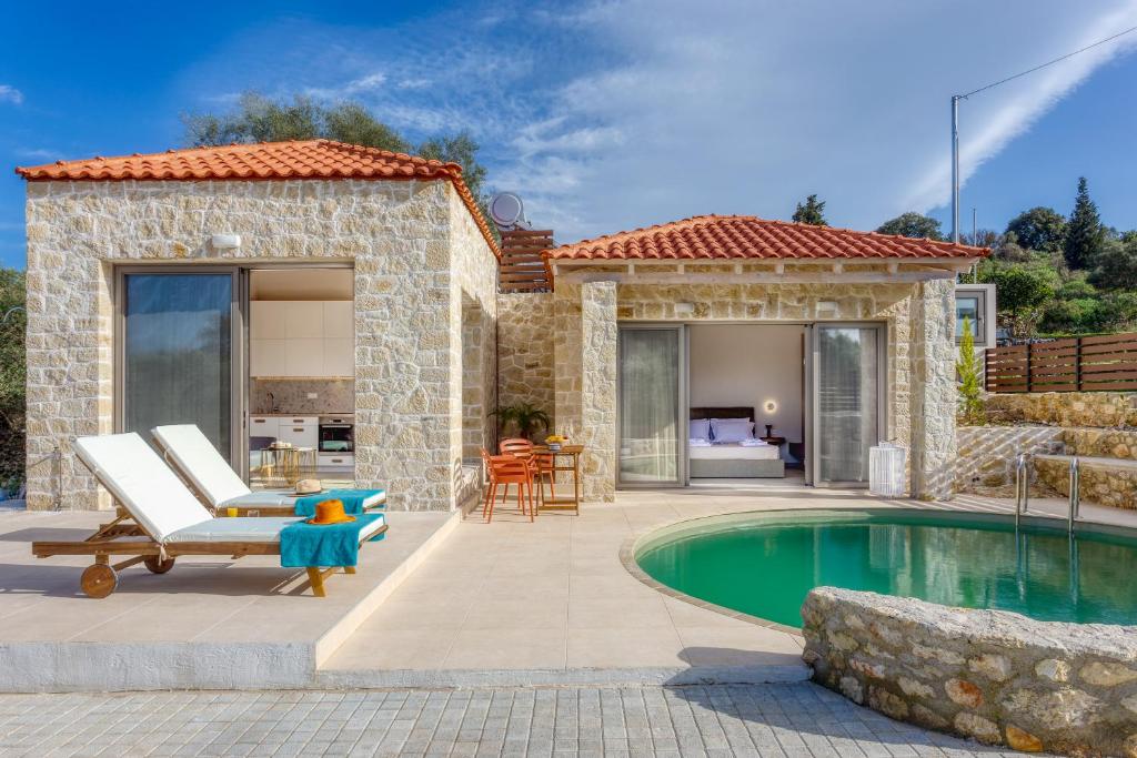 eine Villa mit einem Pool und einem Haus in der Unterkunft Canna Villa in Vamos