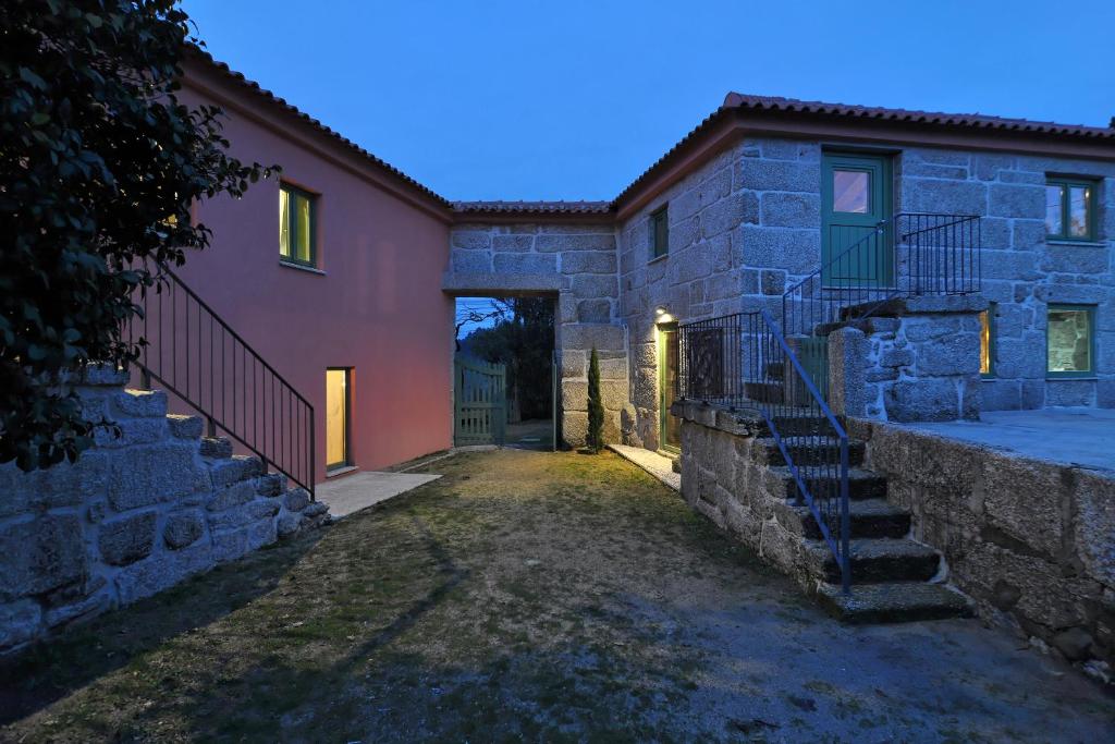 阿馬蘭蒂的住宿－Quinta do Santinho，石头房子前面有楼梯