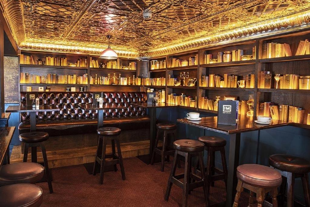 Ο χώρος του lounge ή του μπαρ στο Hotel Imperial Dundalk