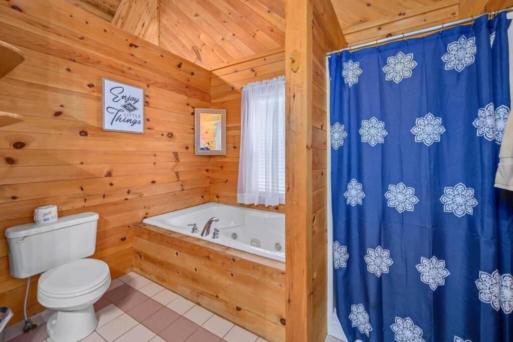 Beautiful View! Log cabin,Fireplace,Hot Tub,Arcade,Pool,Fishing,  Sevierville – Updated 2024 Prices