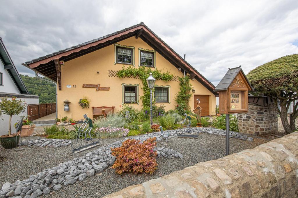 a house with a garden in front of it at Ferienwohnung-Mediterran in Einruhr