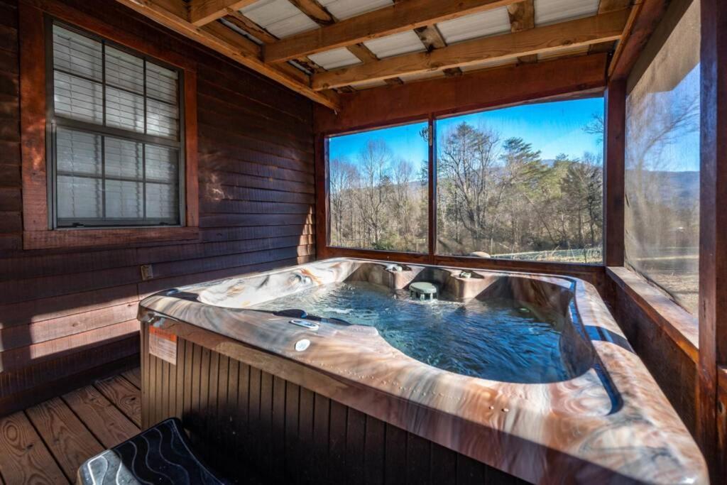 Beautiful View! Log cabin,Fireplace,Hot Tub,Arcade,Pool,Fishing,  Sevierville – Updated 2023 Prices