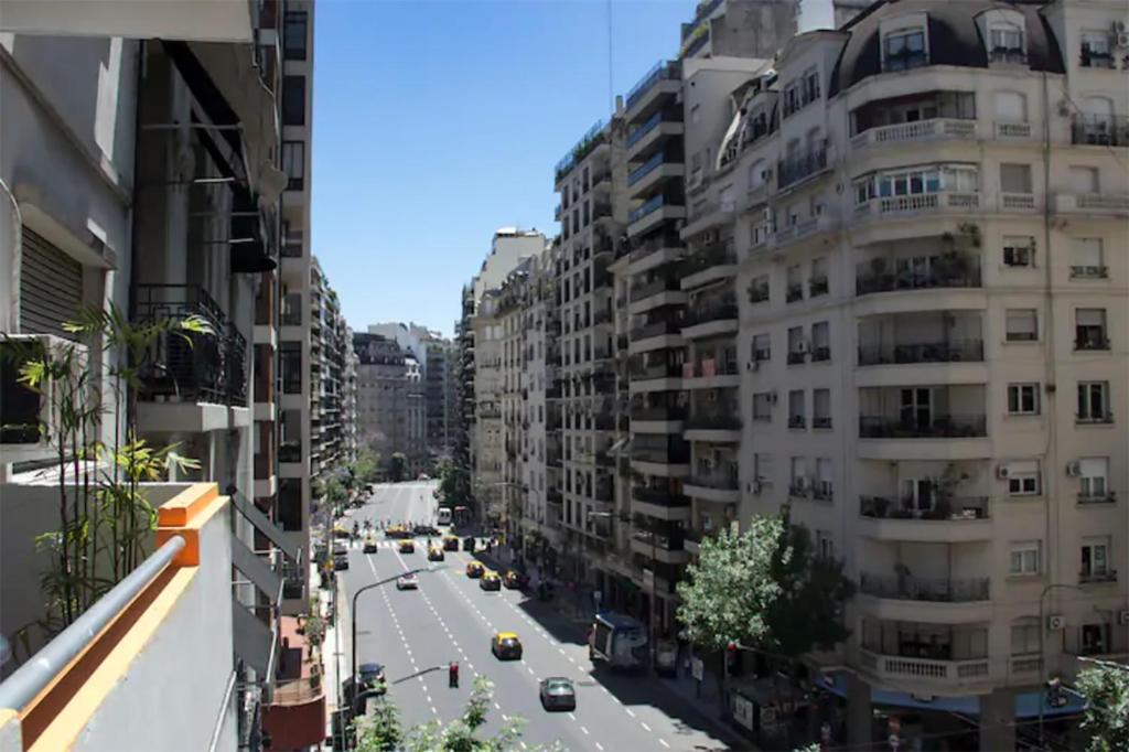 vistas a una calle de la ciudad con coches y edificios en Administracion Callao en Buenos Aires