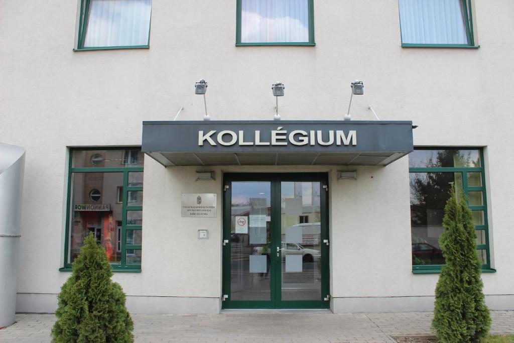 ein Gebäude mit einem Schild, das kullenium liest in der Unterkunft Famulus Kollégium in Győr