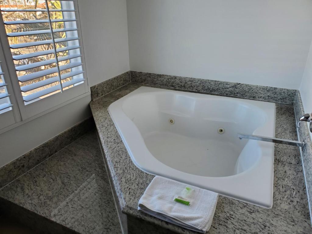 Ocean Surf Inn & Suites - Tweepersoonskamer Met Spa -bad