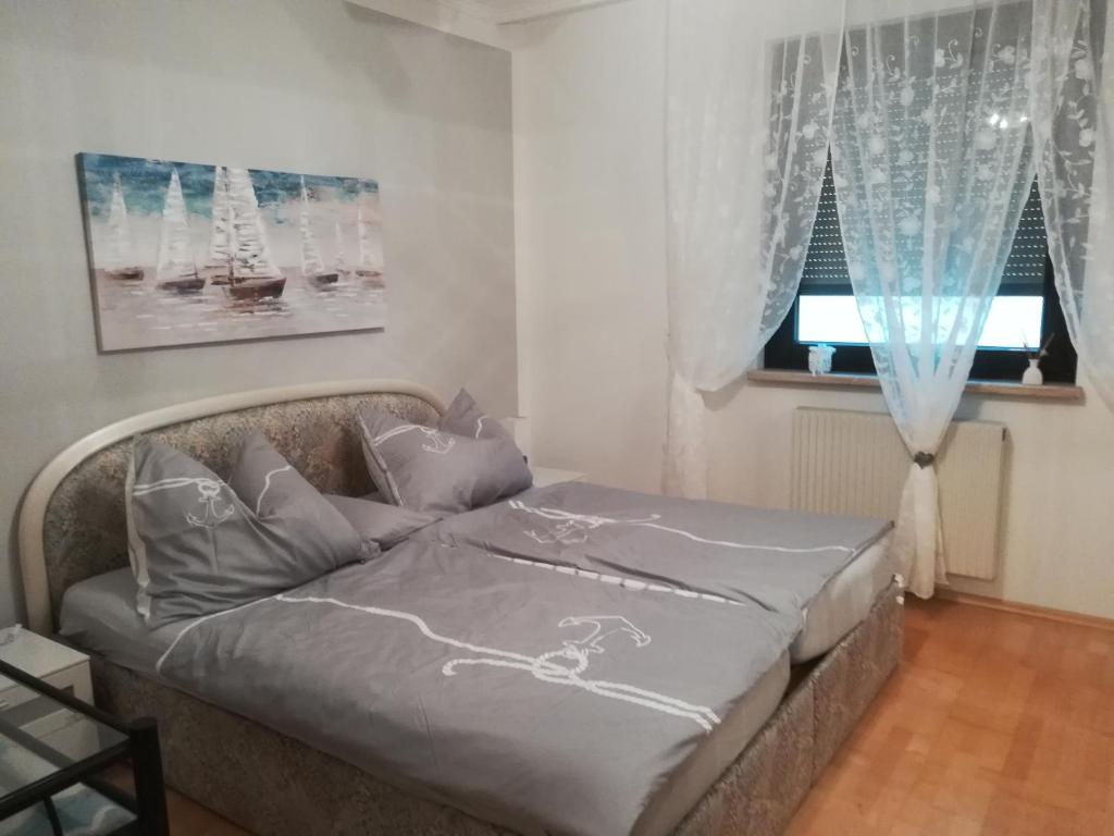 1 dormitorio con cama y ventana en Ferienwohnung Fischl en Rust