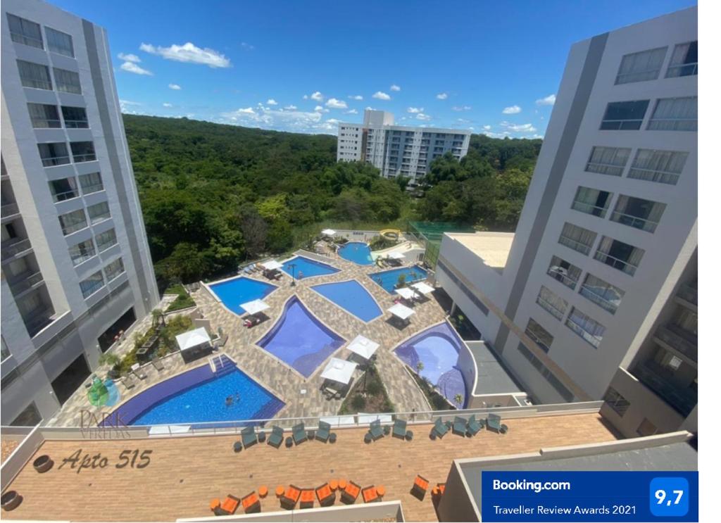 an overhead view of a pool in between two buildings at Flat Park Veredas com Vista Piscina Frigobar e Fogão in Rio Quente