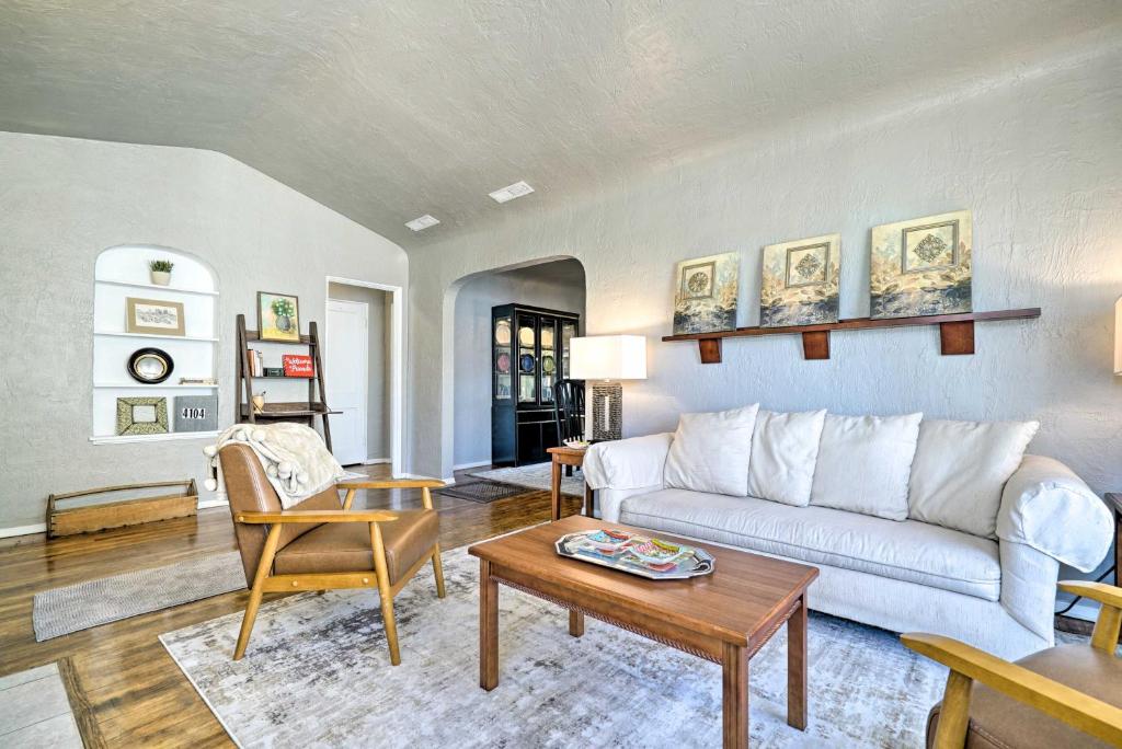 un salon avec un canapé et une table dans l'établissement El Paso Home with Backyard and Outdoor Fireplace!, à El Paso