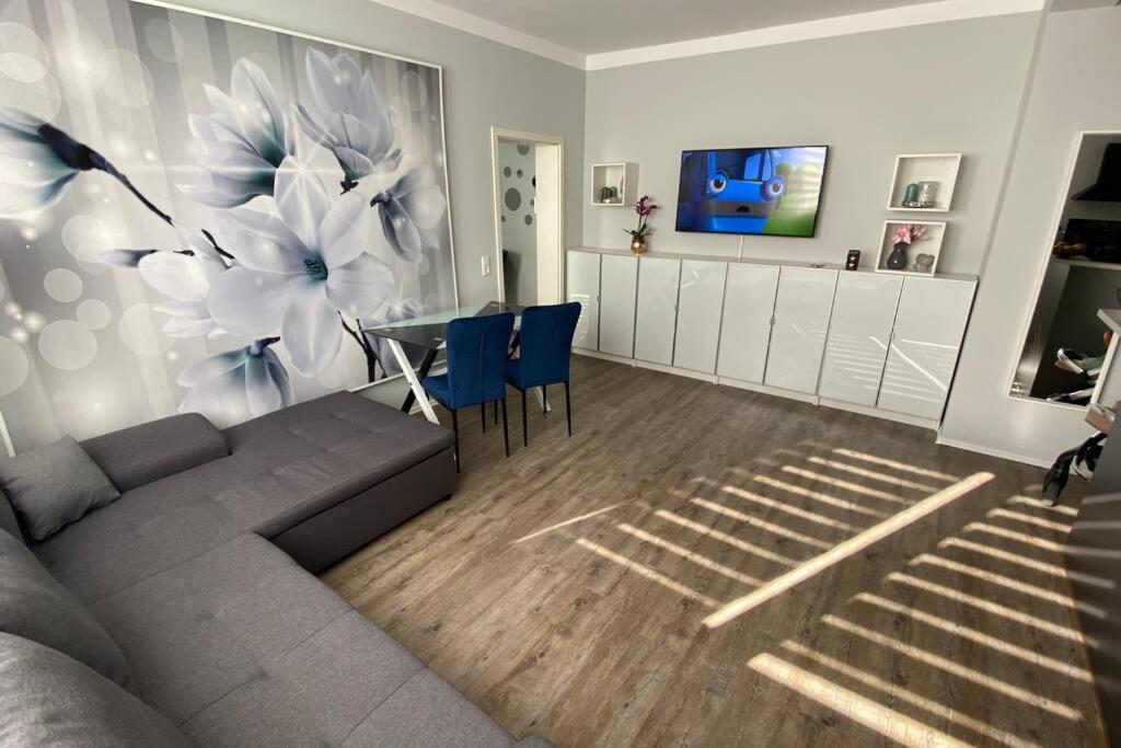 uma sala de estar com um sofá e uma mesa em Schickes & gemütliches City Apartment 72qm 3Zimmer em Paderborn