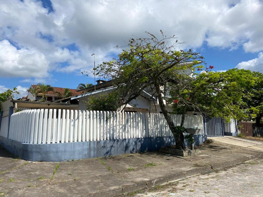  Confortável - 8 Quartos - 300m do mar - Wi-Fi - Localizada em Pontal do Paraná - Leblon