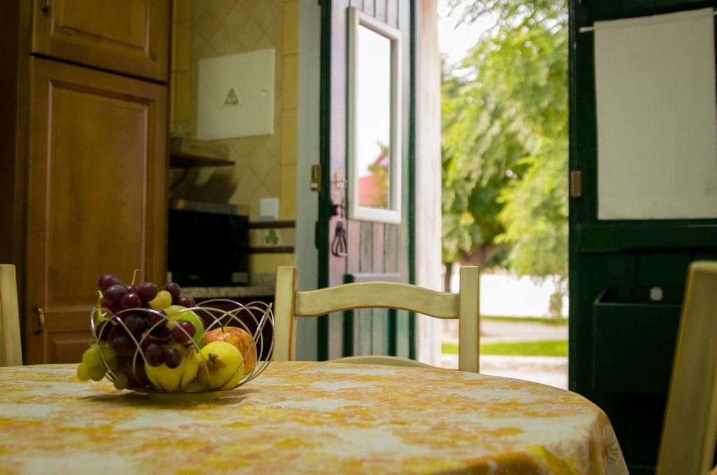 a bowl of fruit sitting on top of a table at Refugio do Rossio in Avis