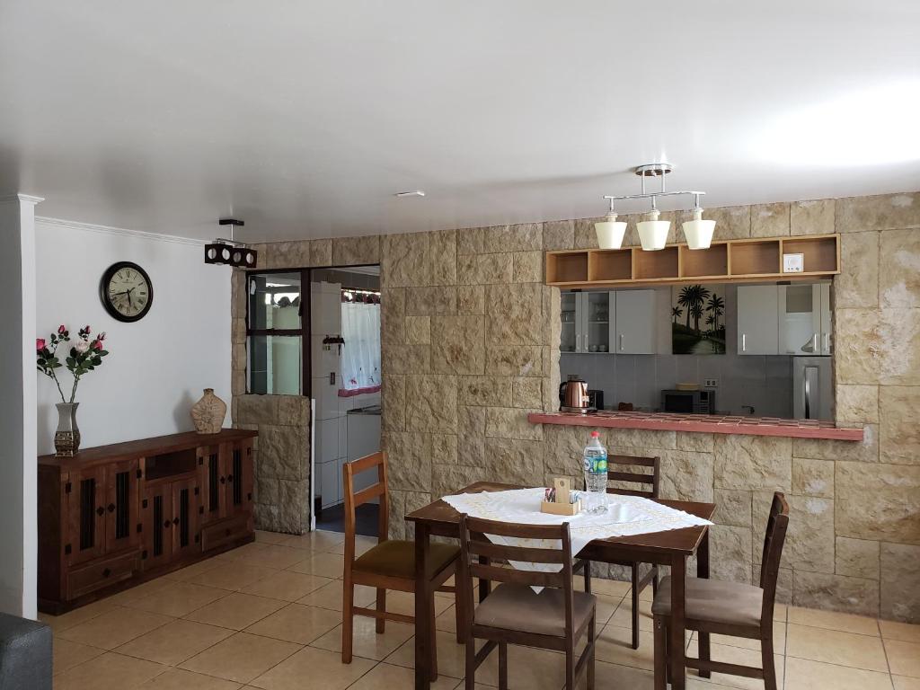 - une cuisine et une salle à manger avec une table et des chaises dans l'établissement Casa Ohiggins, à La Calera