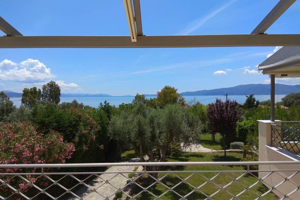 een uitzicht vanaf het balkon van een huis bij Seaside Villa AndroNikos (Evia Island) in Amarinthos