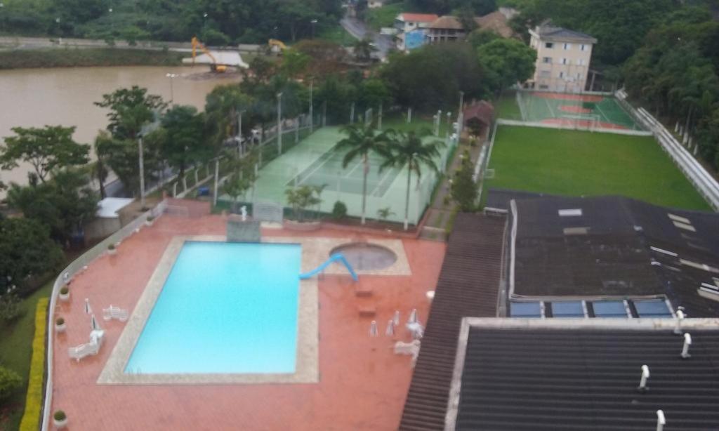 eine Aussicht auf den Pool eines Gebäudes in der Unterkunft FLAT CONJUGADO CAVALINHO BRANCO o in Águas de Lindóia