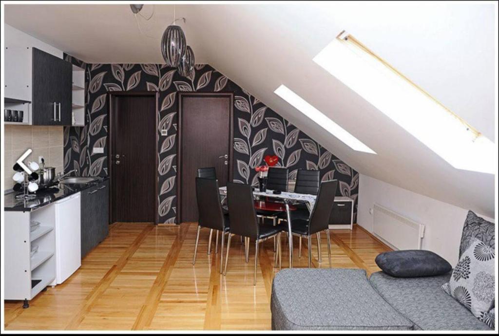コパオニクにあるApartman u sklopu hotela Kraljevi Čardaci SPAのリビングルーム(ダイニングルームテーブル付)、キッチン