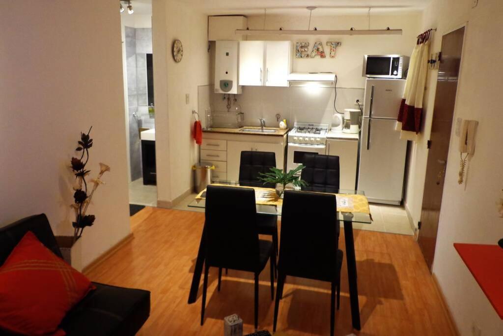 una pequeña cocina con mesa y sillas en una habitación en Nuevo Abrojal: departamento en Barrio Güemes en Córdoba
