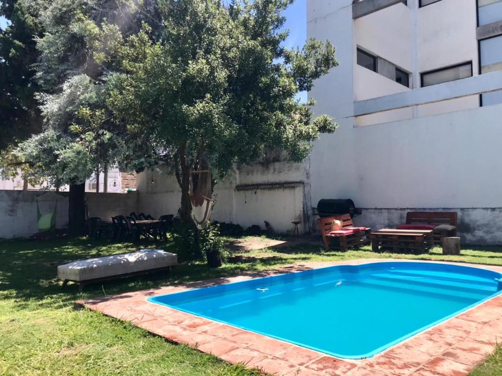 a swimming pool in the yard of a building at Casa Compartida Barranca Yaco - Habit privadas in Córdoba