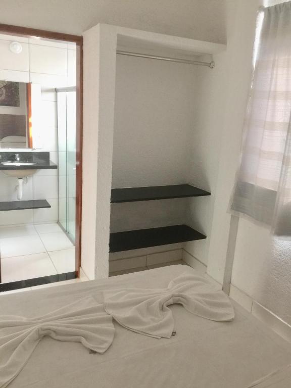 Beverly Hills Flat - Three-Bedroom Apartment With Balcony And Pool View