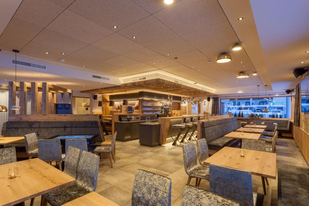 Ein Sitzbereich in der Unterkunft Hotel Luggi