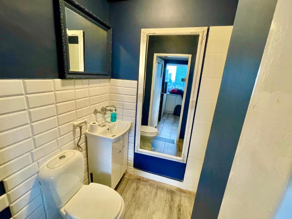 Kúpeľňa v ubytovaní Super Apartament BLUE Ścisłe Centrum Dwie Linie Metra Netflix WiFi 300 Mbs Panorama Miasta
