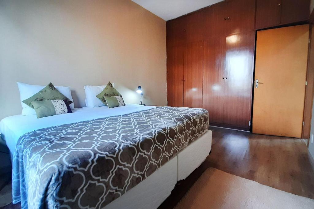  Apto grande com rede de descanso na sala