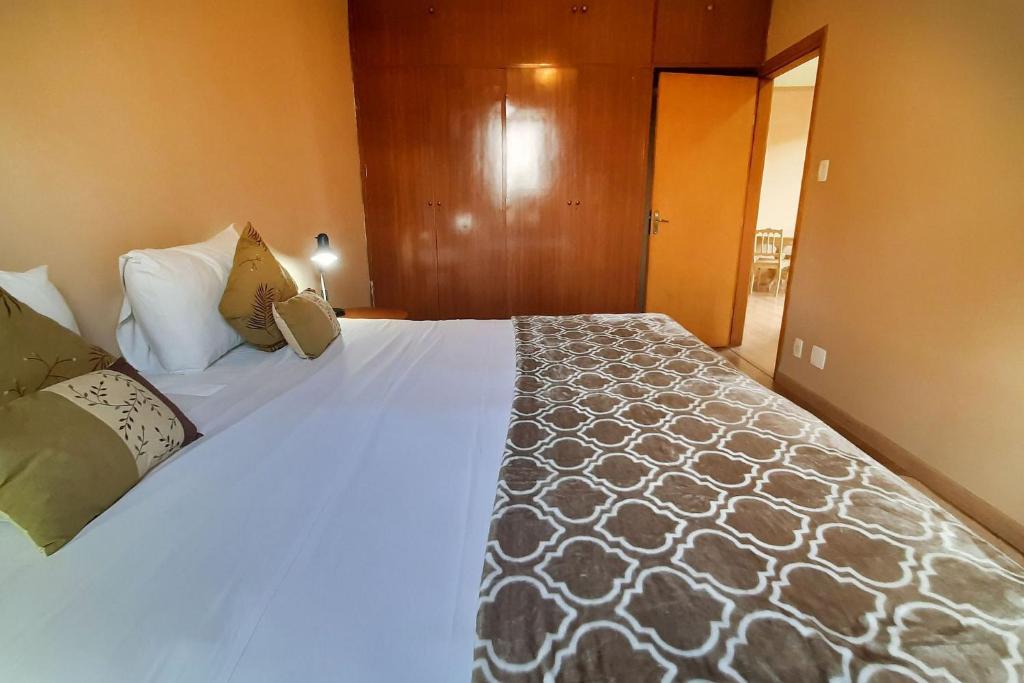  Apto grande com rede de descanso na sala