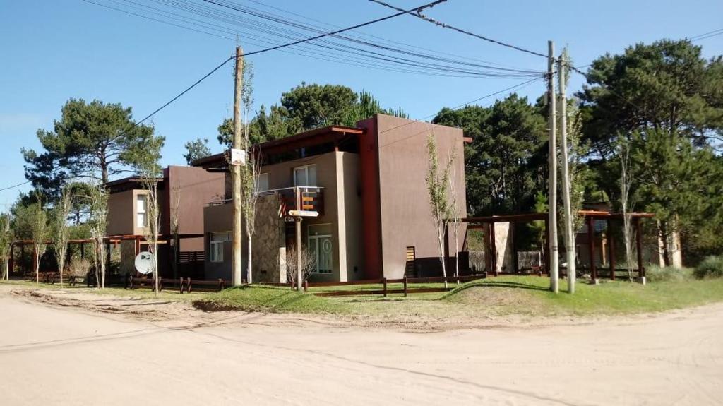 un edificio junto a una carretera junto a una calle en Entre Gaviotas, en Las Gaviotas