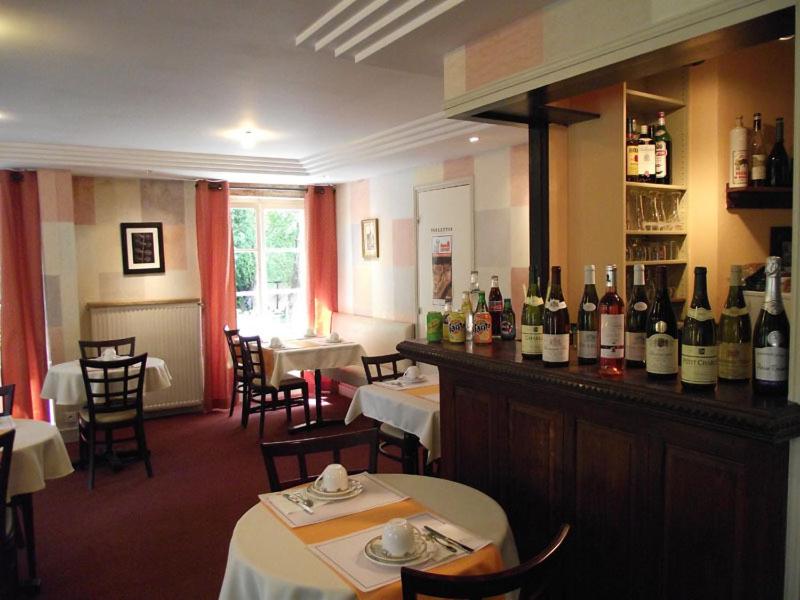En restaurant eller et andet spisested p&aring; Cit&#39;Hotel Avallon Vauban