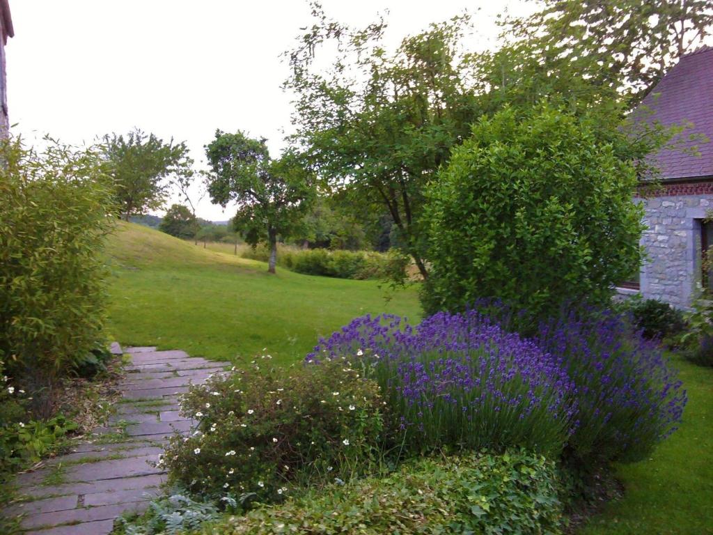 Zahrada ubytování Holiday Home in Chimay near Rance Forest