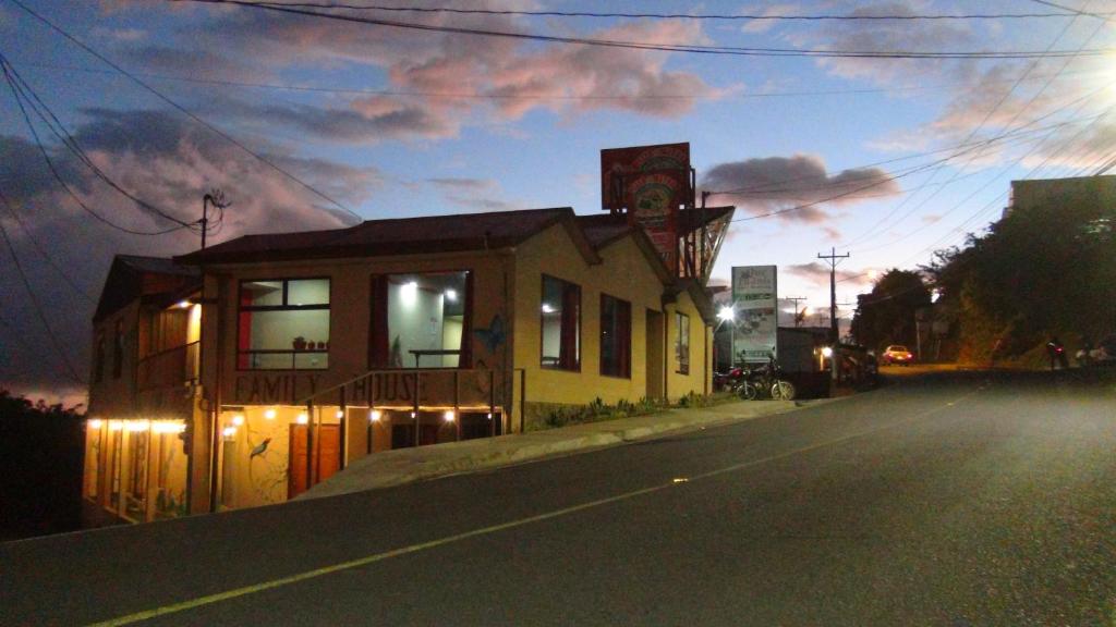 un edificio al lado de una calle por la noche en Monteverde Family House en Monteverde Costa Rica