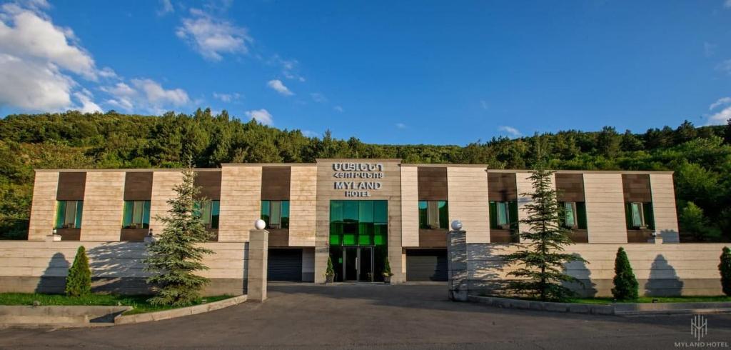 un bâtiment avec un panneau à l'avant dans l'établissement MYLAND HOTEL, à Tsaghkadzor