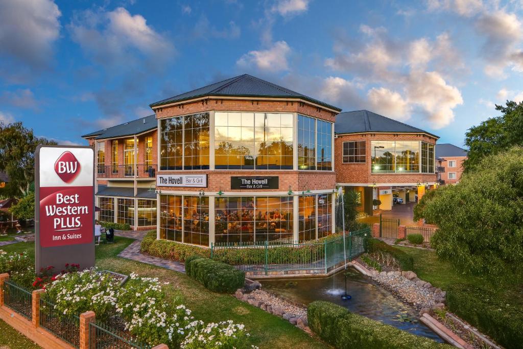 un bâtiment avec un panneau indiquant le meilleur Western plus dans l'établissement Best Western Plus Hovell Tree Inn, à Albury