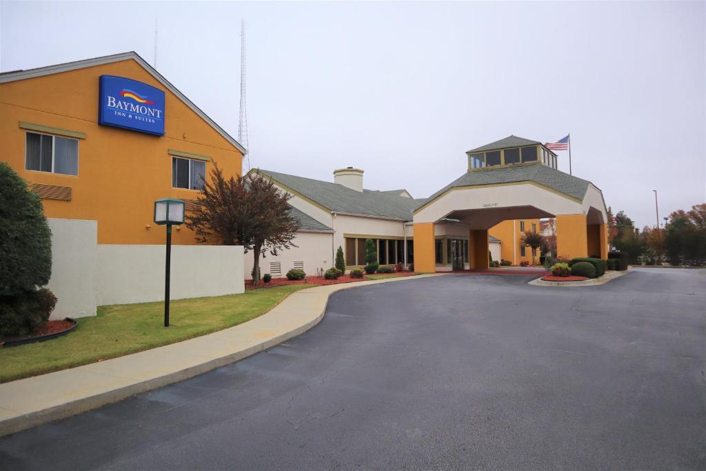 un hotel con un letrero al costado de una carretera en Baymont by Wyndham Norcross Atlanta en Norcross