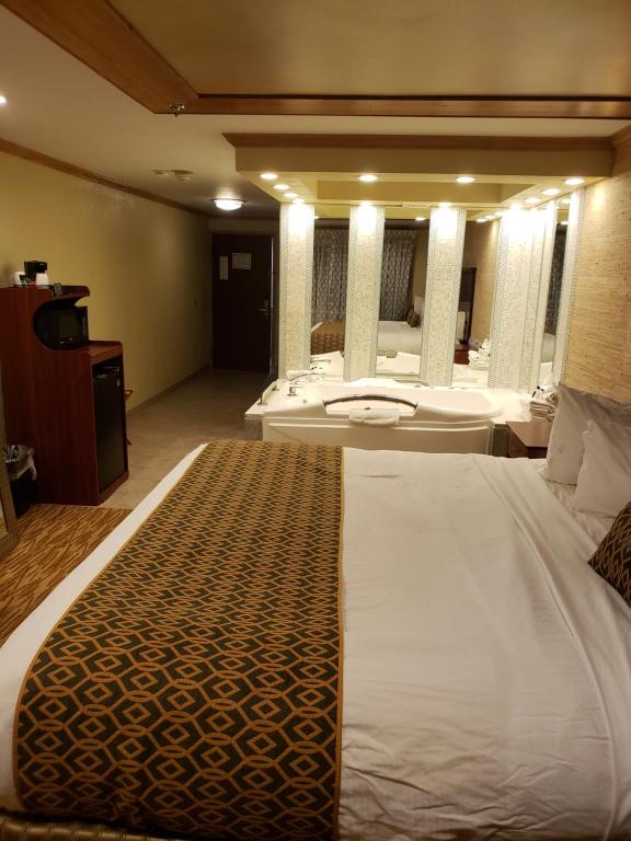 Baymont by Wyndham Pompton Plains/Wayne - Luxury One-Bedroom King Suite - Non-Smoking