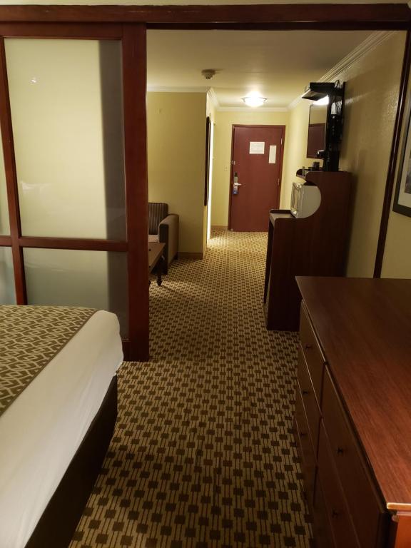 Baymont by Wyndham Pompton Plains/Wayne - One-Bedroom King Suite - Non-Smoking