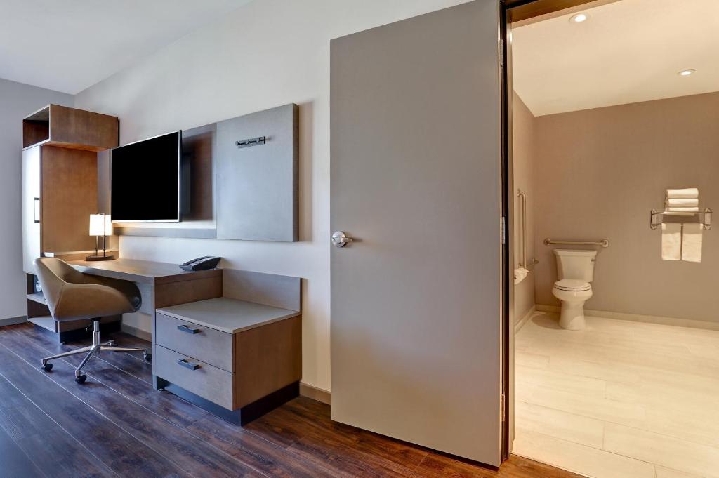 TV a/nebo společenská místnost v ubytování Hyatt Place Prince George