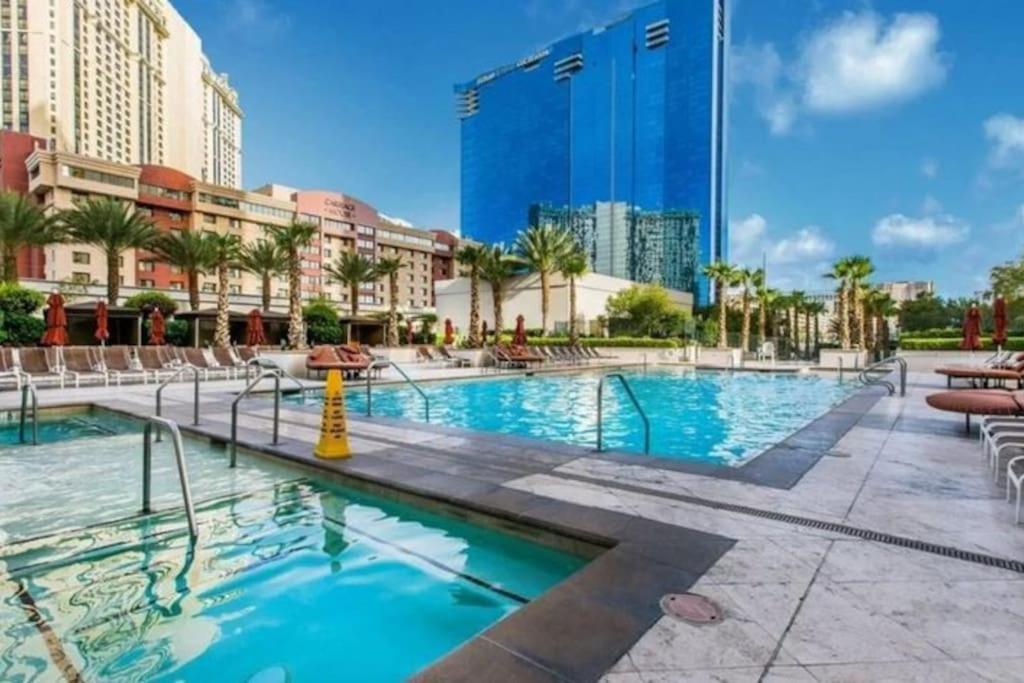 Signature Suites by Voyargo Strip View Studio 0619