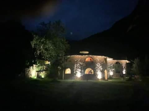 una casa iluminada por la noche con luces en Illa Wasi Sacred Valley, en Urubamba