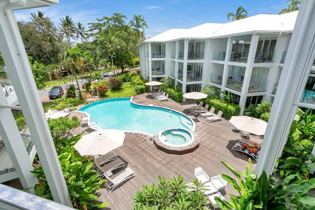 Bazén v ubytování Seascape Holidays at Beaches Port Douglas nebo v jeho okolí