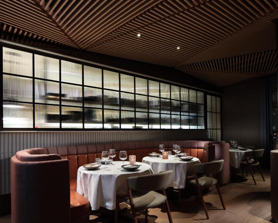 A restaurant or other place to eat at The Hari Hong Kong