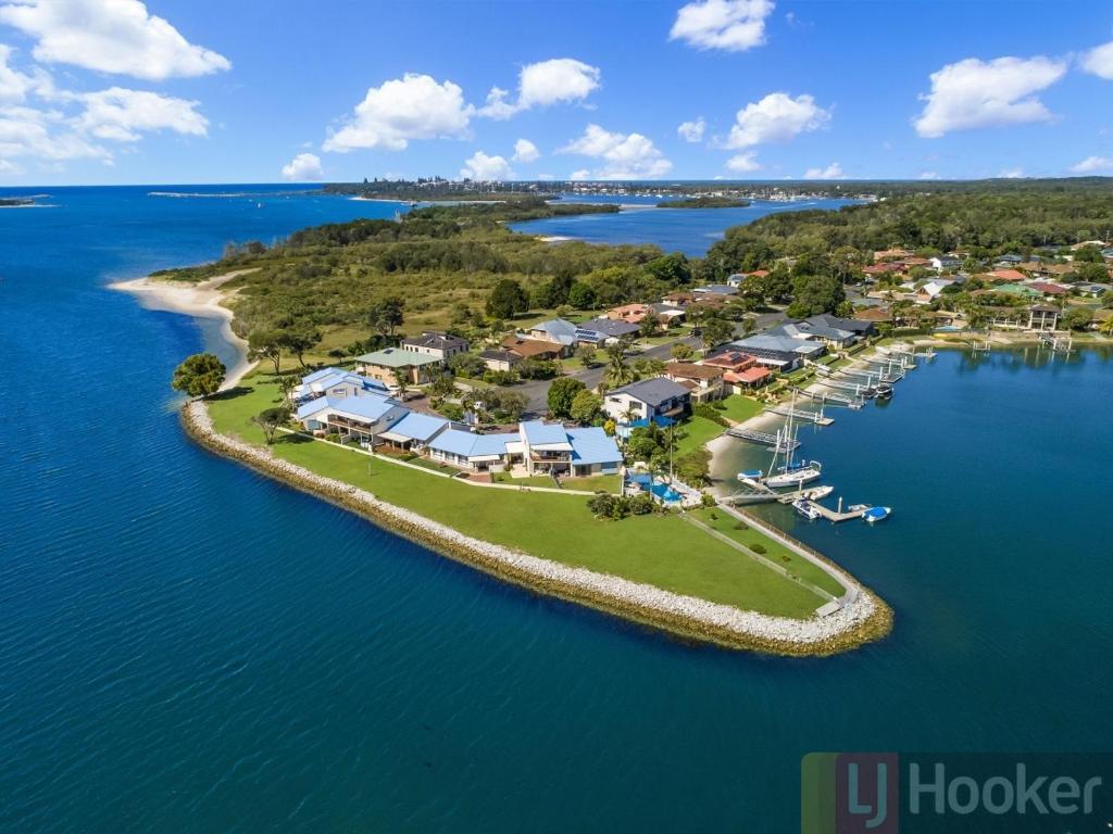una vista aérea de una casa en una isla en el agua en Peninsula Court 5 - LJHooker Yamba en Yamba