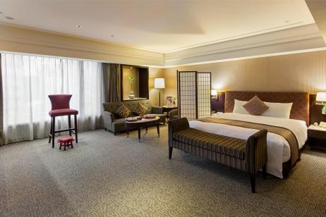台北的住宿－馥都飯店，大型酒店客房,配有床和沙发