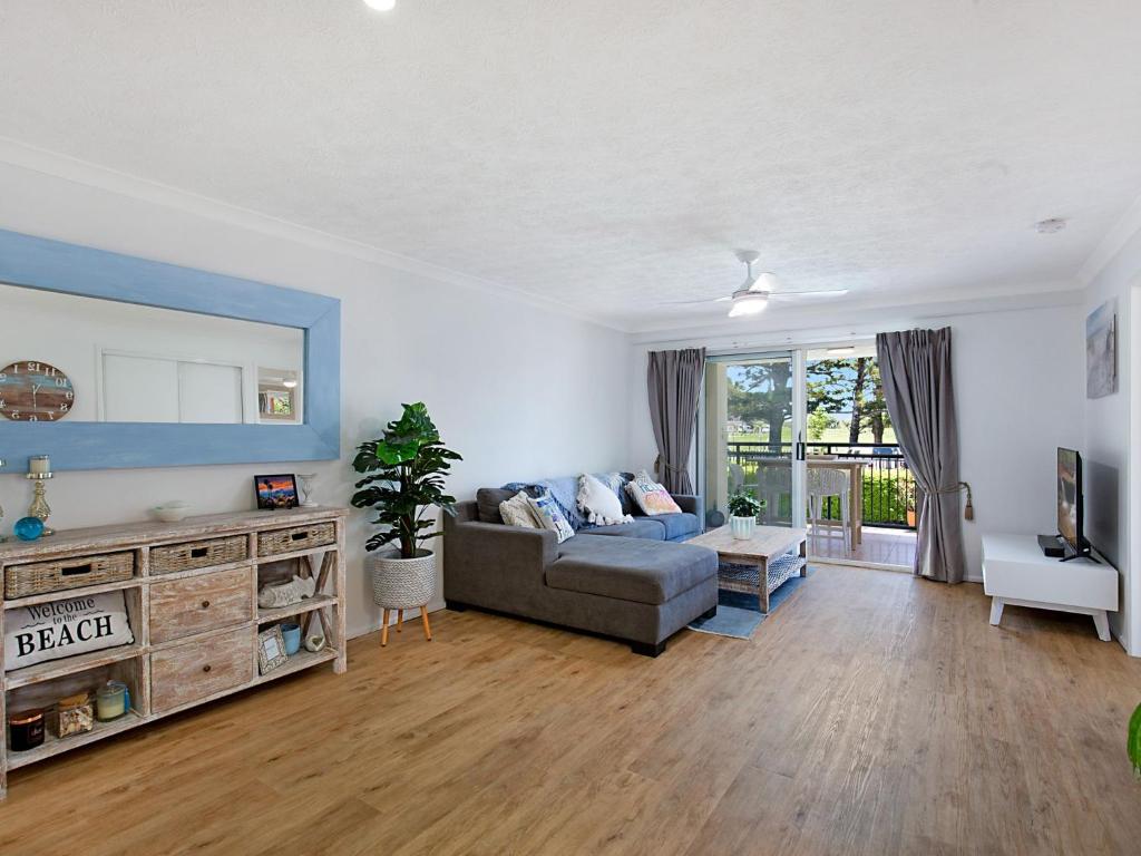 uma sala de estar com um sofá e uma mesa em Peurto Vallerta Unit 2 em Gold Coast