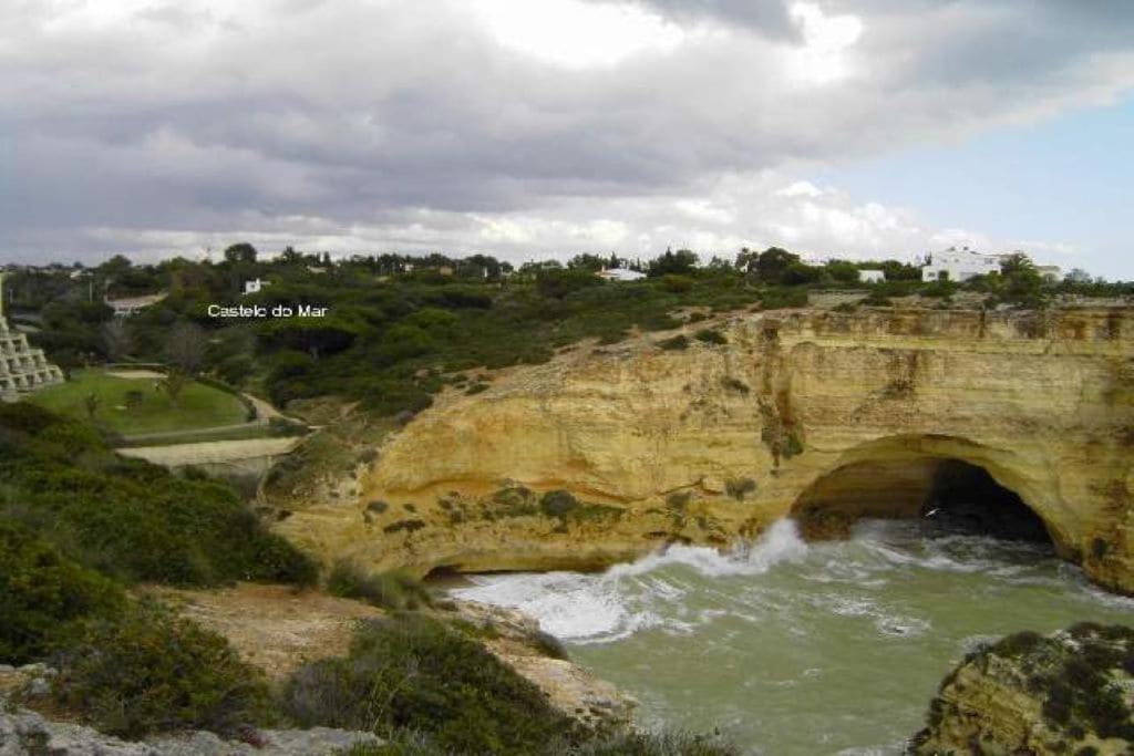 eine Brücke über einen Fluss, unter dem Wasser fließt. in der Unterkunft Castelo do Mar, 3 bedroom villa with private pool in large garden, 400m to beach and close to village in Carvoeiro