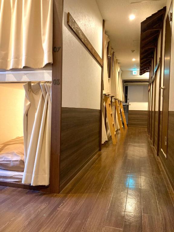 Postel nebo postele na pokoji v ubytování bnb+ Shinbashi