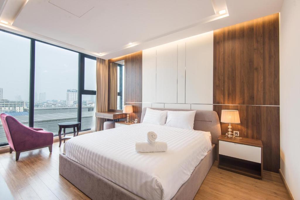 Giường trong phòng chung tại Premium Apartment Vinhomes Metropolis BaDinh