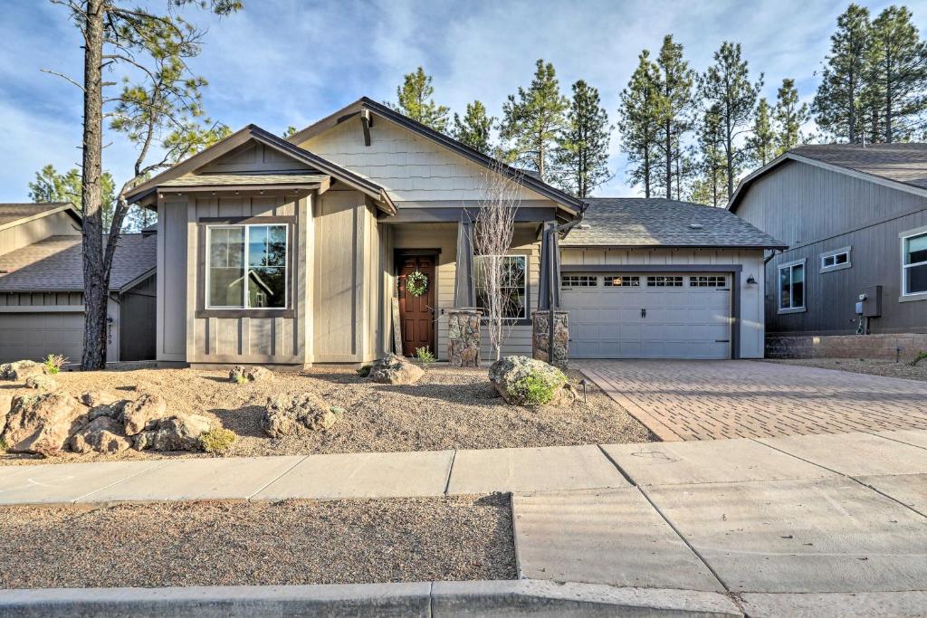 ein Haus mit Auffahrt und Garage in der Unterkunft Hot Tub and Fire Pit Modern Flagstaff Home in Flagstaff