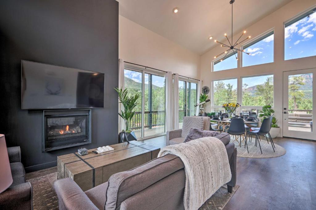 uma sala de estar com um sofá e uma lareira em Upscale Pine Cabin with Fire Pit, Deck and Mtn Views! em Pine