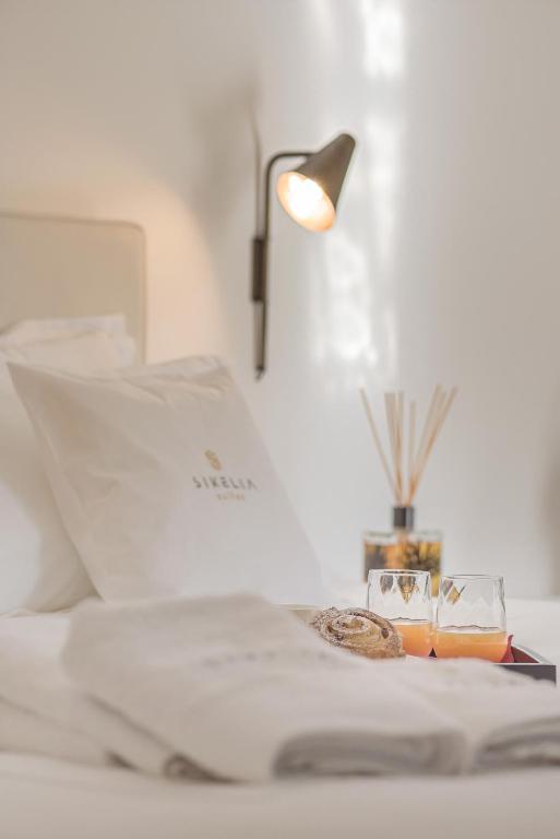 Postel nebo postele na pokoji v ubytování Sikelia Suites