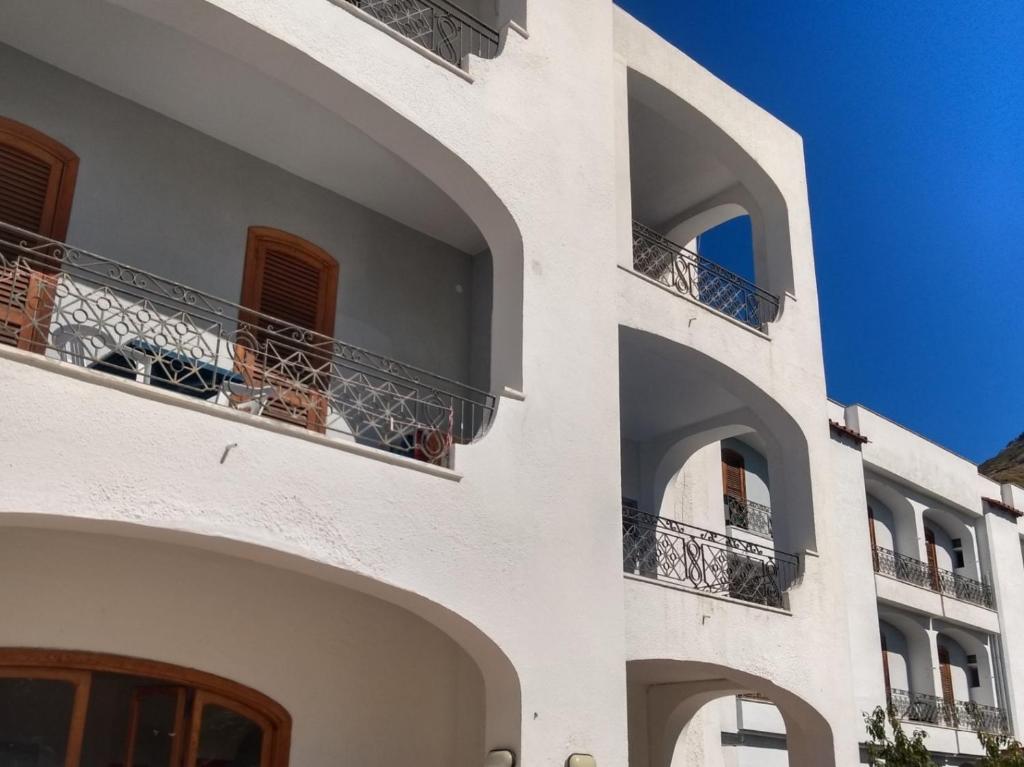 ein weißes Gebäude mit Balkon und blauem Himmel in der Unterkunft Villa Thomas BB in Ischia